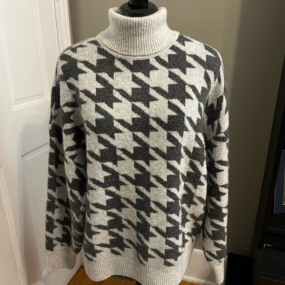 Vince Camuto Women's Gray Houndstooth Turtle Neck Sweater Sz. M